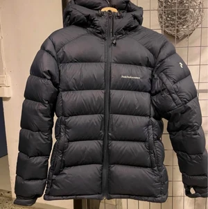 Peak Performance jacka - Hel och ren peak performance jacka, dam storlek M.   Blå men ser svart ut på bild.   2500kr, men billigare vid snabb och smidig affär.  Köpare står för frakten.