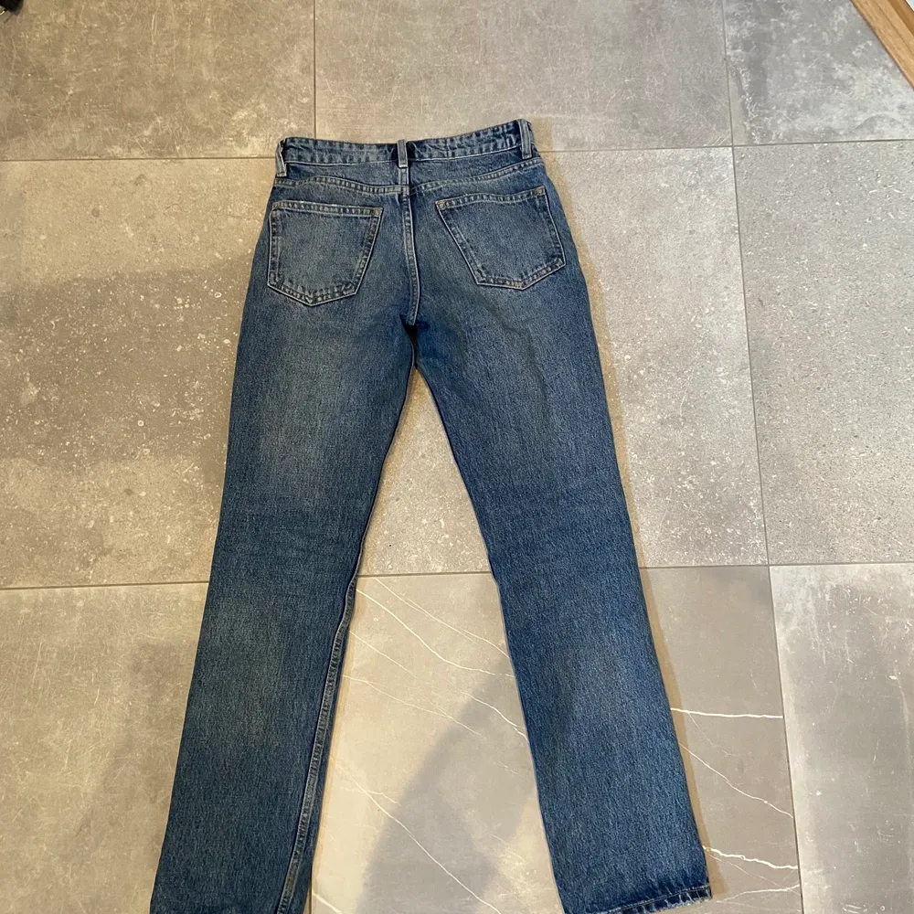 Säljer dessa jättesnygga och populära jeans från zara då de tyvärr blivit för små. Byxorna är i mycket bra skick, priset kan diskuteras 💞⚡️ (köpare står för frakt själv). Jeans & Byxor.