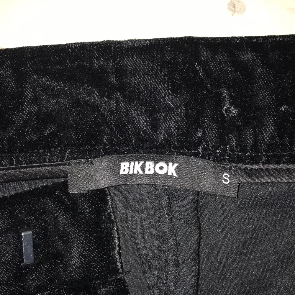 Ett par sammetsbyxor från bikbok som är lite vida mot slutet!. Jeans & Byxor.