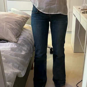 Blå levis jeans - Säljer dessa blåa levisjeans i bra skick modell 557 Eve.