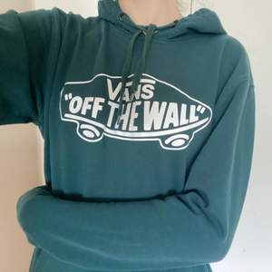 Grön oversized hoodie från Vans, mycket sparsamt använd. Det är en killmodell men funkar för tjejer också. DM för mer bilder <3 