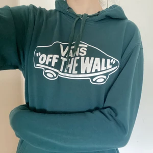 Vans hoodie - Grön oversized hoodie från Vans, mycket sparsamt använd. Det är en killmodell men funkar för tjejer också. DM för mer bilder <3 