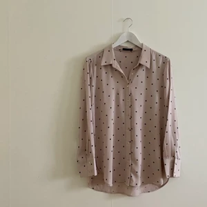 Skjorta  - Fin Skjorta i satin som ny.☺️