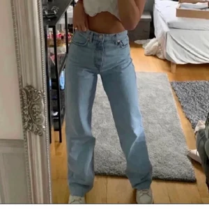 Zara jeans - ❗️Inte mina bilder❗️ Säljer dessa populära jeans från zara, fortfarande i fint skick och för min del väldigt bekväma. (Köp inte med köp direkt)  Kontakta vid frågor eller intresse💜