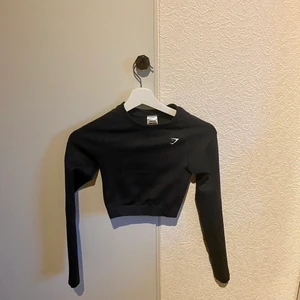 Gymshark Adapt Fleck top  - Crop top från Gymsharks adapt fleck-kollektion. Använd ett fåtal gånger och är så gott som ny. Kan skickas mot fraktkostnad! 😍