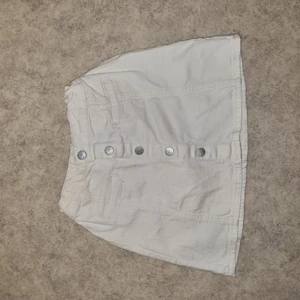 Kjol - En vit kjol till salu