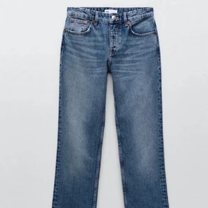 Zara jeans - Säljer mina populära zara mid rise straight jeans som är slutsålda på hemsidan. Färgen är mörkblå. Skriv för mer bilder privat, väldigt bra skick!