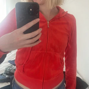 Juicy couture  - TRYCK INTE PÅ KÖP NU. Säljer denna superfina juicy couture koftan pågrund av att den inte kommer till användning längre. Köpt på raglady.