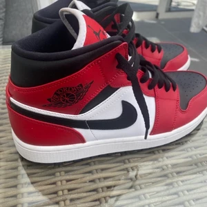 Air Jordan 1 Chicago black toe  - Säljer mina Chicago black toe med lådan. knappt använt dom. Storlek 9 US/42,5 köpta på goat dom ligger på ung 2600-2700kr där.