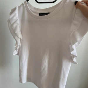 Volang tröja - Säljer denna fina volangtopp från zara💗💗storleken är L men passar en xs/s💗💗