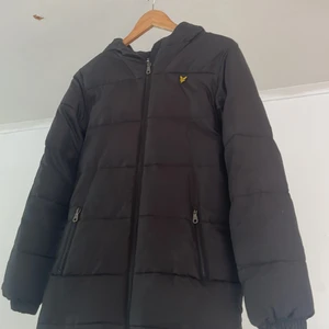 Lyle&scott jacka - Fin lyle&scott jacka som bara användes i nån månad innan jag växte ur den Skick 8/10 hål i jackfickorna men nån med sykunskap kan fixa lätt. Nypris:800kr Storlek 14/15 år Köparen står för frakt 🚚📦
