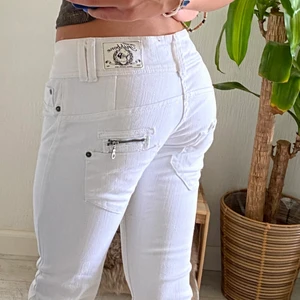 Fishbone lågmidjade jeans - Hej💞säljer dessa lågmidjade fishbone byxor eftersom att de är lite församla för min typ, det är i nyskick och använda en gång, midjemåttet är 72 cm och innebred är 72 cm💞Skriv för fler bilder och ifall du är intresserad 