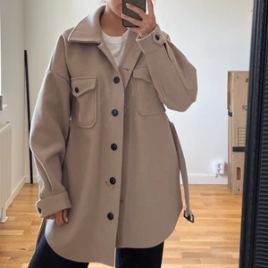 Nelly jacka - Oversized Jacka från Nelly, perfekt till hösten.  Köparen står för frakten 