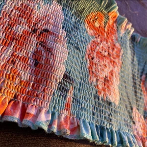 Superfin bandeau topp - Säljer denna superfina bandeau toppen från ginatricot,den är i storlek s men liten och jättestrechig så skulle säga att den är för alla storlekar men Ksk bäst för xxs-m