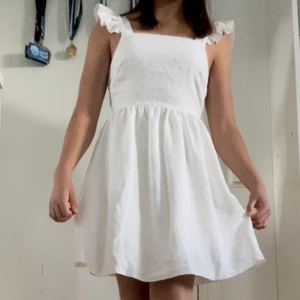 Sommarklänning  - Säljer en jättefin vit sommarklänning som inte kommer till användning. Endast använd en gång och köparen står för frakten❣️