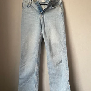 Blåa jeans med slits  - Snygga och sköna blåa jeans med en slits på benet.  Kan skickas