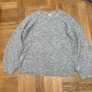 Lindex tröja  - Säljer min Lindex tröja för den inte kommer till andvänding. Storleken är 146-152 så 10-12 år. Ganska så andvänd så kommer sälja den 90kr🤩💓 