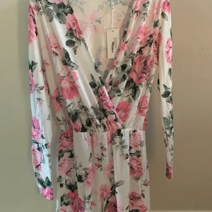 Jumpsuit  - Helt oanvänd jumpsuit med prislappen på.  Köparen står för frakt 