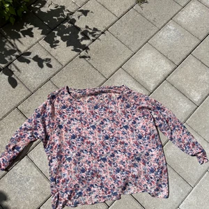 Superfin flowy mesh topp  - En av mina favoriter som kanske hittar ett nytt hem. Meshtopp i tjockare material som faller superfint på kroppen. 3/4 ärm. Märke Une of Oslo. Strl. XS.