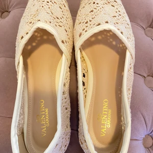 Velentino  - Ny skor storlek 37 men passar 38