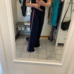 Byxor Kappahl  - Mörkblåa raka byxor från Kappahl. Tvättas i 40°C. ✨