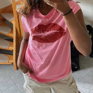 Tröja - Y2k och unik tröja som ger lite ”mean girls” känsla. Endast använd 1 gång och i bra skick.  xx Anna