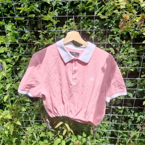 Croptop - Egencroppad topp från Henri Lloyd, med insytt gummiband som passar mig som är S. Tröjan är stl L och skulle passa någon med lite större byst, gummibandet går också att ta bort/göra lösare.