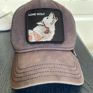 Keps   - En blå keps med en varg på seljer den för att inte vill ha sena lenare och vill köpa någon anan men dena keps är i ganska bra skick och är använd i ett tag.