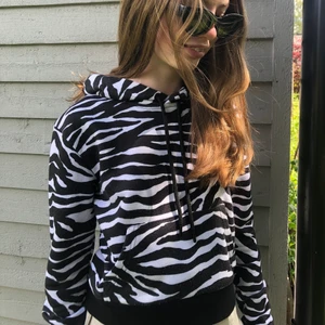 Zebra hoodie - Säljer denna coola zebra-hoodie från NA-KD då den har blivit för liten🖤 Frakt kan variera beroende på pris. (Tryck INTE på köp nu) 