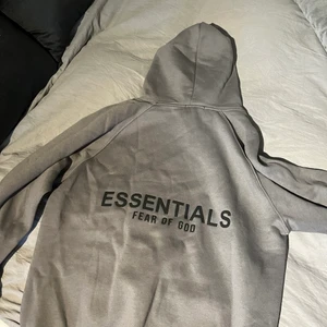 Fear of god Hoodie x Essentials - En Hoodie från Fear of god x Essentials, storlek L , lite nopprig men sparsamt använd!