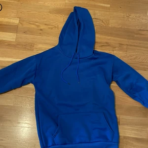 Blå hoddie  - En blå skön hoddie aldrig använd.