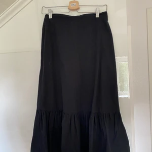 svart midikjol  - Fin kjol i gott skick! Mycket fin men tyvärr för liten för mig🖤