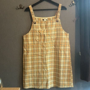 Hängselklänning  - Hängselklänning från Monki, knappt använd. Frakt ingår! 