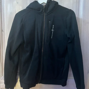 Sailracing hoodie - Hej! Säljer min sail racing hoodie pga att den har blivit för liten. Den är i bra skick förutom att drag kedjan på bröstfickan har gått sönder.