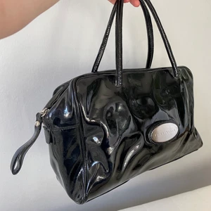 Coccinelle Väska - En fin vintage Coccinelle Väska! Har ett extremt fint skimmer och är i oskadat/perfekt skick. Får plats med mycket saker samt innerfickor för mer säkerhet! Säljer till ett mycket bra pris då den inte kommit till användning!🌸