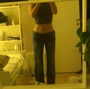 lågmidjade jeans från diesel!! - ett par jättefina lågmidjade jeans från diesel. Har lite små hål och är slitna i häcken (skriv i pm för bilder) Köpte på sellpy för 1 år sedan och säljer då de tyvärr är för små:( Älskar dessa jättemycket! kom privat för frågor och bilder 