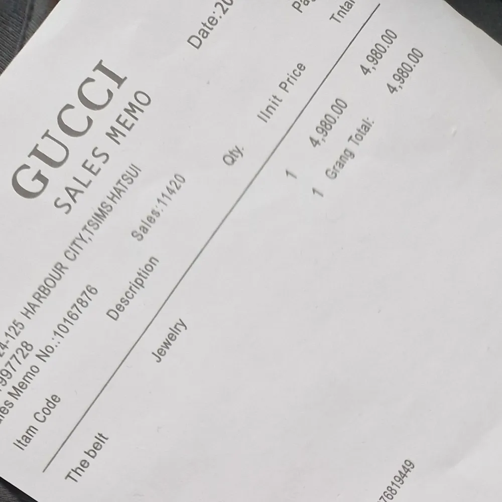Kommer i gucci box och påse oanvänd 2spänne med verktyg o byta mellan guld o silver spänne samt kreditkort som verifierar att det är äkta, 110cm . Asusteet.