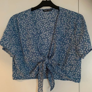 Bolero blommig ny från SHEIN  - Köpt från SHEIN storlek L, men är en liten large. Oanvänd 