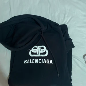 Balenciaga hoodie - Säljer min killes tröja, den är äkta  Det är storlek XS, men den är ”oversized” så om man inte vill att den ska vara det så passar den storlek L ”normalt”, då min kille vanligtvis bär storlek L i tröjor