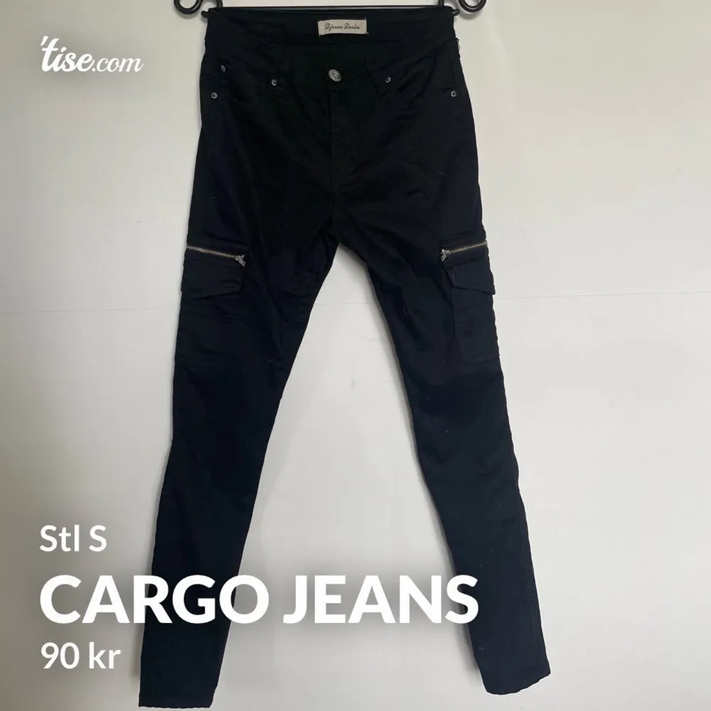 Cargo jeans i storlek S  Oanvända, legat i en garderob.  Fickor bak, sidan av benen och fram.   Storlek S   Kan skickas. Frakt tillkommer med 66kr spårbart!. Jeans & Byxor.