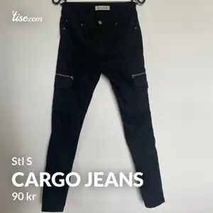 Cargo jeans i storlek S  Oanvända, legat i en garderob.  Fickor bak, sidan av benen och fram.   Storlek S   Kan skickas. Frakt tillkommer med 66kr spårbart!