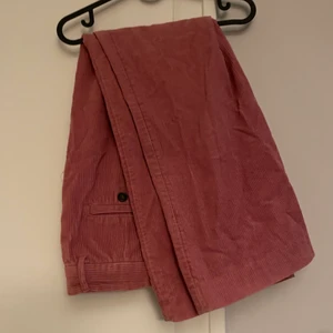 Rosa vida manchesterbyxor - Knappen har ramlat av men finns reserv! frakt ej inkl i priset. smutsrosa färg! assötaaa. högmidjade!!