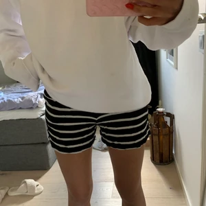 Randig shorts  - säljer dessa oanvända randiga shorts, det är i ett mjukt och tunt material. köpare står för frakt 