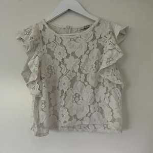 Söt topp - super söt topp från Zara.  Fint skick  Köparen står för frakten 