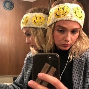 Headband~SMILEY - Egenvirkat hårband med Smileys! Så himla fint! Passar ett normalstort huvud <3 Går bra att köpa här direkt eller via insta @enmaskakarlek