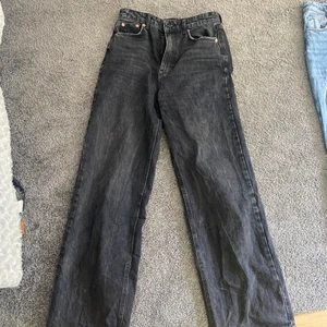 Jeans - Svarta jeans från Gina tricot, säljer pga att de inte passar längre!  Köparen står för frakt❤️