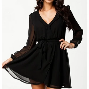 Klänning från Nelly - rensar garderoben: säljer denna klänning från nelly då den inte kom till användning så mycket. nypris runt 500, har för mig att jag betalade det men är inte säker då den inte finns kvar. säljer för 150. frakt ingår inte / träffas helst 