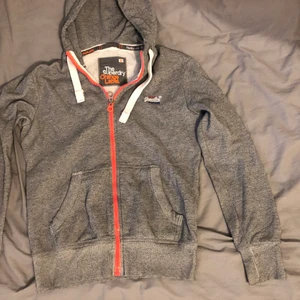 Superdry zip hoodie small - Säljer snygg hoodie från Superdry. Är i bra skick och storlek small