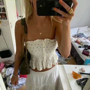 Topp från h&m - Så underbar topp som man kan ha på olika sätt! Båda som bandou och som vanligt😃