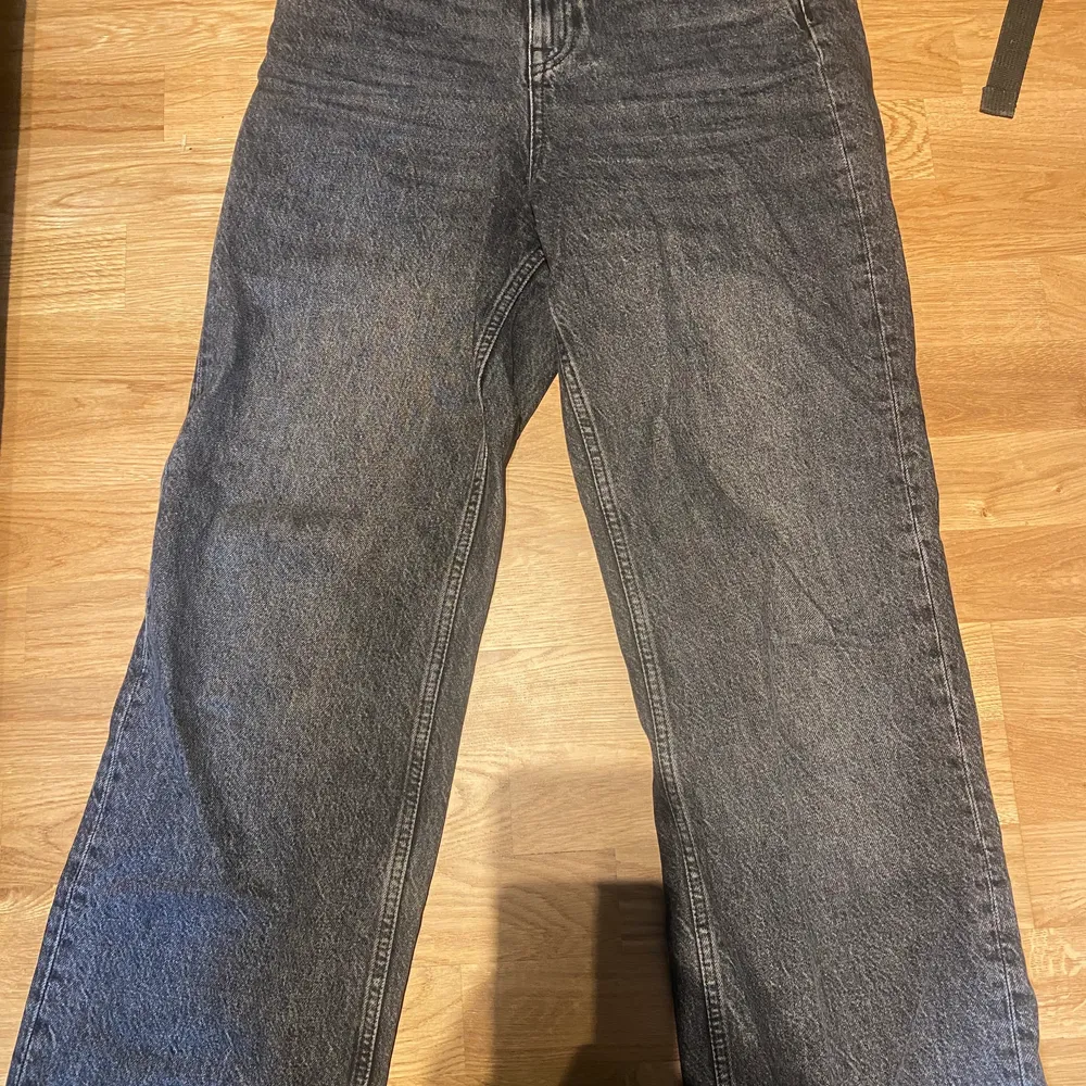 Gråa jeans från zara i storlek 38. Med wide leg, avklippta för alldeles för långa för mig (163cm) men fortfarande långa så funkar för personer upp till 168-170cm. Nypris 399kr. Jeans & Byxor.